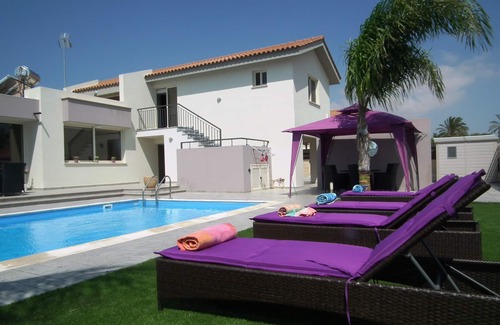 Pervolia Villa | NEAR THE BEACH LUXURY VILLA WITH PRIVATE POOL