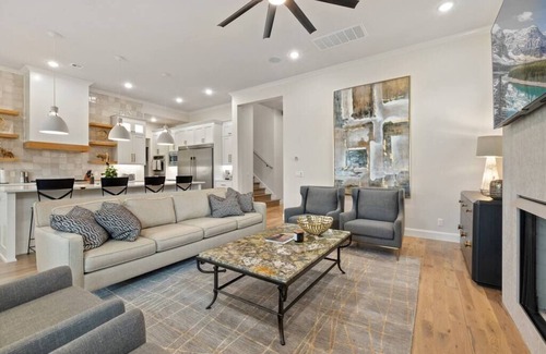 Tulsa House | Near The Gathering Place | 5-BR Luxury Family Stay