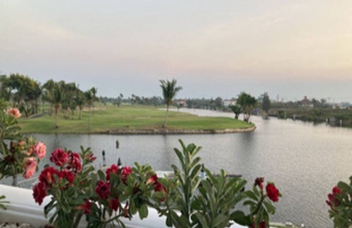Bang Pakong Villa | Near to Golf site, Beautiful lake view. Pet Friendly,Family size room
