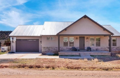 Apple Valley House | Near Zion - Mountain views + Trails - Great for large groupsnEquine friendly