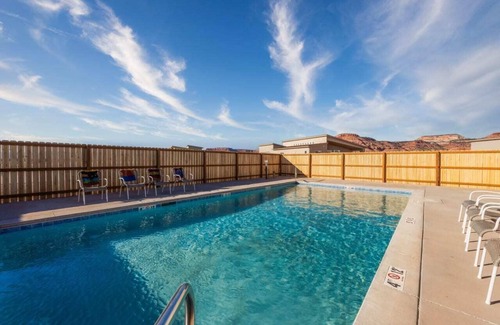 Kanab House | Near Zion NP l Pool I Dark Skies I Pickleball Court I Pet Friendly