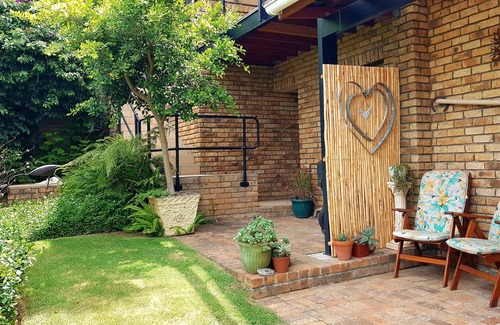 Somerset West House | Neat, modern, comfy and secure apartment with a leafy garden and parking.