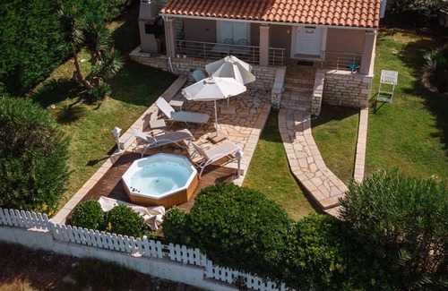 Agios Spyridon Corfu Cottage | Neptune Sea House - Beachfront /Jacuzzi