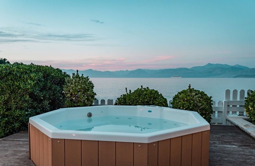 Agios Spyridon Corfu Cottage | Neptune Sea House - Beachfront /Jacuzzi