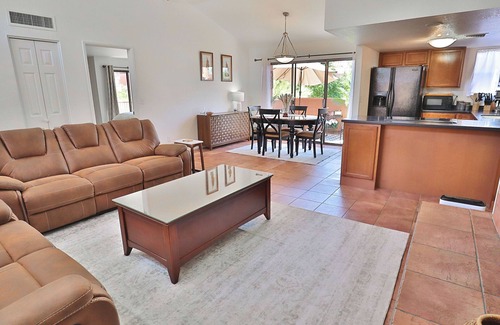 Tucson Condo | Nestled at the base of the majestic Catalina Mountains, Sabino Serenity is a warm and welcoming two-bedroom, two-bath condo that blends the tranquility of Asian design with cozy, artistic touches.