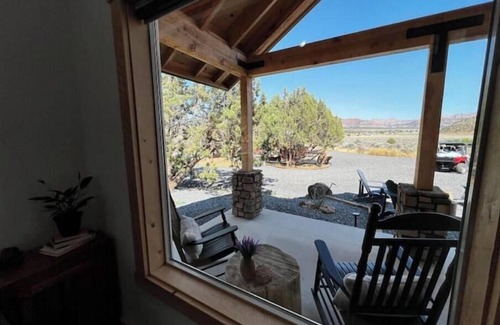 Apple Valley House | Nestled in Nature Zion’s Gateway-Jacuzzi Suite