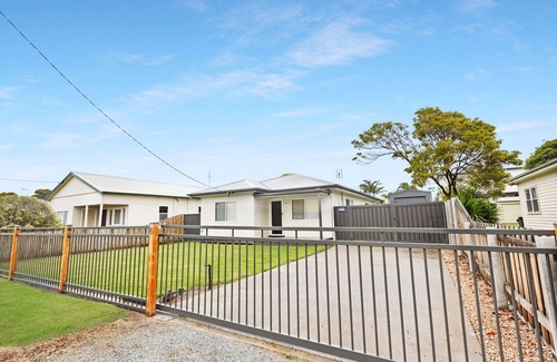 Lakes Entrance House | Nestled just 250 meters from the scenic Lakes Entrance shoreline