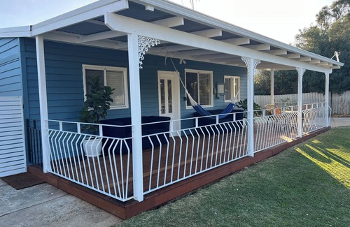 Falcon House | Nev’s Nook Cutest house in Falcon and just a 150m stroll to Falcon Beach Pets OK