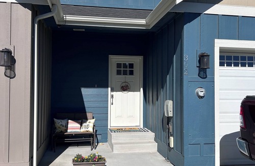 Wenatchee House | New 2 BR Townhouse in the Heart of Wenatchee. Great for Families, pet friendly.