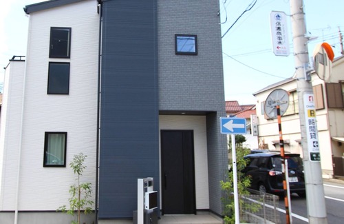 Chuo House | [New 2-story home] - 2 min to station, shops, parking, easy Disneyland access!n