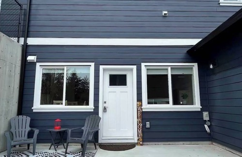 Langford House | NEW 2BR Victoria Suite: Family, Pet, Work-Friendly