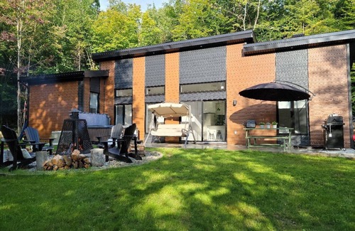 Chertsey Ski Chalet | New 3 bedroom chalet with hot tub only 1h away from Mtl
