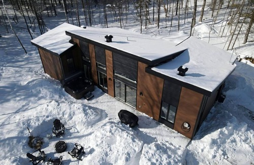 Chertsey Ski Chalet | New 3 bedroom chalet with hot tub only 1h away from Mtl