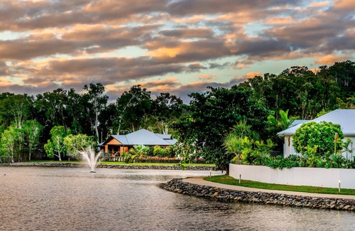 Trinity Beach Villa | New 3 bedroom lakeside villa with tennis court and lap pool