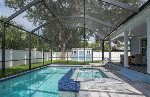 Riverside Heights House | New 3BR Bungalow | Pool | Hot Tub | Swim Up Bar