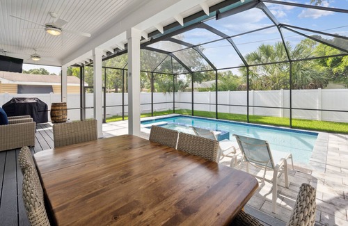 Riverside Heights House | New 3BR Bungalow | Pool | Hot Tub | Swim Up Bar