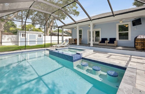 Riverside Heights House | New 3BR Bungalow | Pool | Hot Tub | Swim Up Bar
