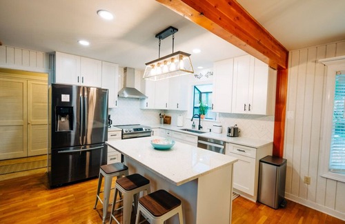 Louisa House | NEW 3BR+Loft, Lakefront, Dock, Firepit, Kayaks