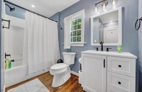 Roanoke House | NEW 3BR Seconds to Blue Ridge Parkway-Cozy & Comfy