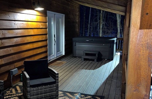 Cleveland Cabin | New 4-bedroom cabin in Cleveland with a Hot tub
