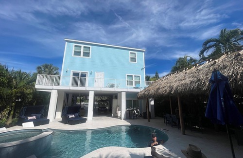 Midtown House | New 4BR/4BA Sleeps 12+ minutes to Beach & Duval St. Private backyard pool oasis