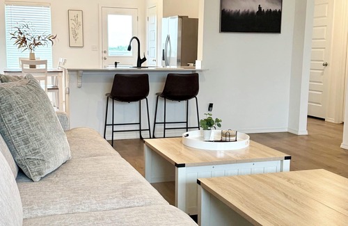 Stillwater House | New 4BR Home – Sleeps 8 + Family-Friendly + Game Day Ready