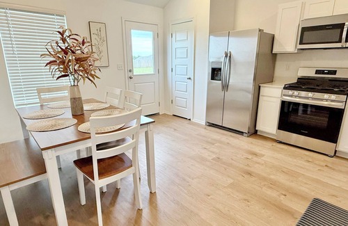 Stillwater House | New 4BR Home – Sleeps 8 + Family-Friendly + Game Day Ready