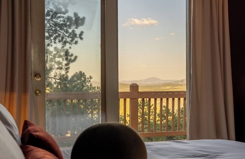Bailey House | New 4BR Luxe Getaway Stunning Views/Hot Tub/Home Theater & Games- Pet Friendly