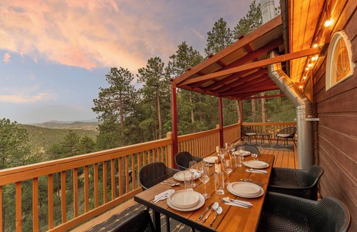 Bailey House | New 4BR Luxe Getaway Stunning Views/Hot Tub/Home Theater & Games- Pet Friendly