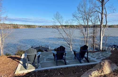 Macon House | New 5-bedroom lake front home w/dual masters, dock, fire pit, paddle boards