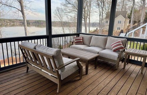 Macon House | New 5-bedroom lake front home w/dual masters, dock, fire pit, paddle boards
