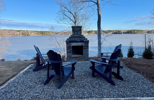 Macon House | New 5-bedroom lake front home w/dual masters, dock, fire pit, paddle boards