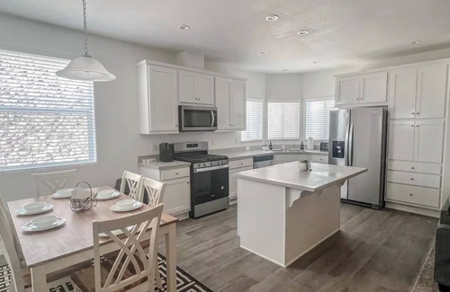 Sunridge Estates House | New! 5 Min to Casinos/River/Lake Mohave - Sleeps 8