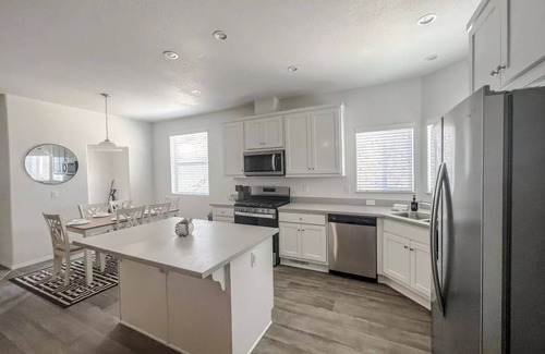 Sunridge Estates House | New! 5 Min to Casinos/River/Lake Mohave - Sleeps 8
