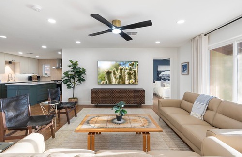 Cox Heights House | NEW 5 min to Old Town, Pool & Spa, 2 King Suites