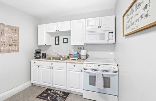 Oakford Park Apartment | New 506 · Hidden Gem Effiency Studio! Perfect Location.