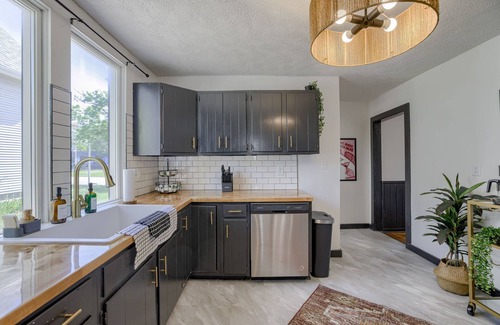 Bethany House | New 5BD Near UNL & DT - Poker Table & Games