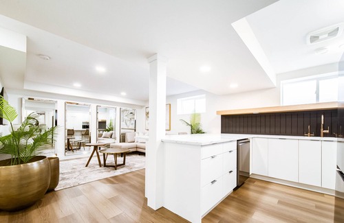 Northwest Edmonton House | NEW 6 Bed Luxury SPA Retreat-Hot Tub-AC-King Beds
