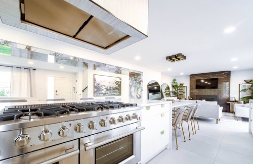 Northwest Edmonton House | NEW 6 Bed Luxury SPA Retreat-Hot Tub-AC-King Beds