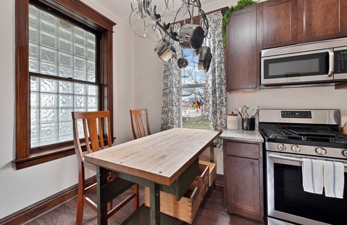 Berwyn House | NEW! 6 Bed Whole House in Chicagolands Trendy Berwyn by AllSet Turnover