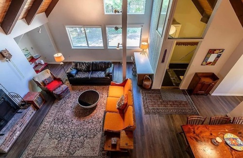 Jamaica Ski Chalet | New! 7 min to Stratton access road, HotTub, Sauna EV