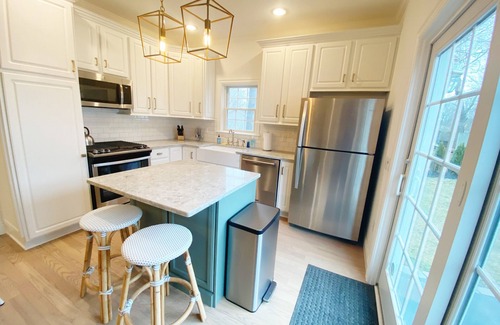South Haven Cottage | New: a relaxing getaway with hot tub, fire pit, yard. Near beach and Kids Corner