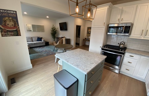 South Haven Cottage | New: a relaxing getaway with hot tub, fire pit, yard. Near beach and Kids Corner