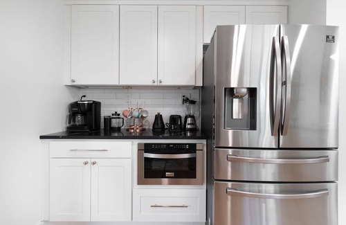 Shoreline House | NEW! AC & Single Level house| EV Charger, King Bed | Parking