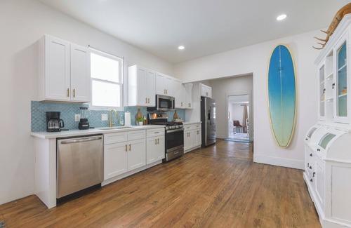 Galveston House | New! Amazing Downtown Location! Walk to Beach, Bars & Restaurants!