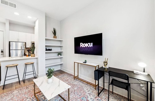 Deep Ellum Apartment | New Apt in DeepEllum with Pool and Parking near Baylor Med