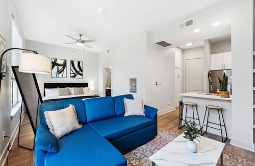 Deep Ellum Apartment | New Apt in DeepEllum with Pool and Parking near Baylor Med