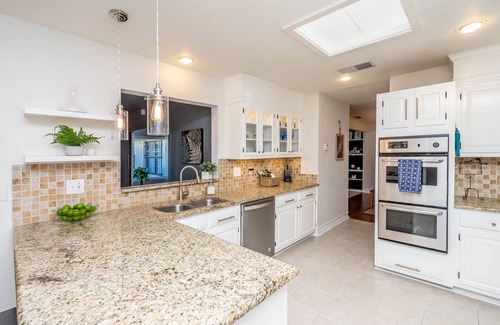 Royal Ridge House | NEW-Archie's Place: Spacious 3 Bed | 2 Bath Private Home w/equipped kitchen!