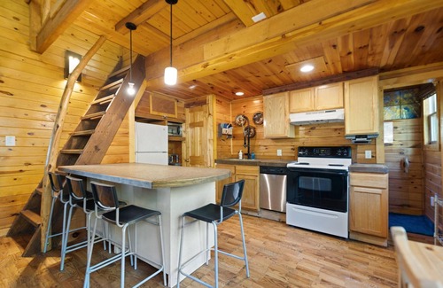 Campton Cabin | New, Artisan Style, Cozy, Secluded, 2-BR, Sauna, Hot Tub, Wi-Fi