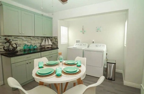 Stockton House | NEW*Beach-house vibe Mins from downtown+beach+mall